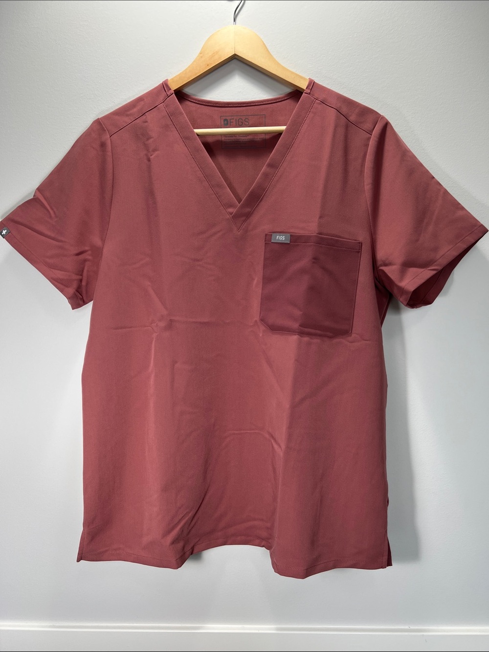 Figs Contrast Women’s Catarina One-Pocket Scrub Top (Mauve/Dark Mauve) - Large